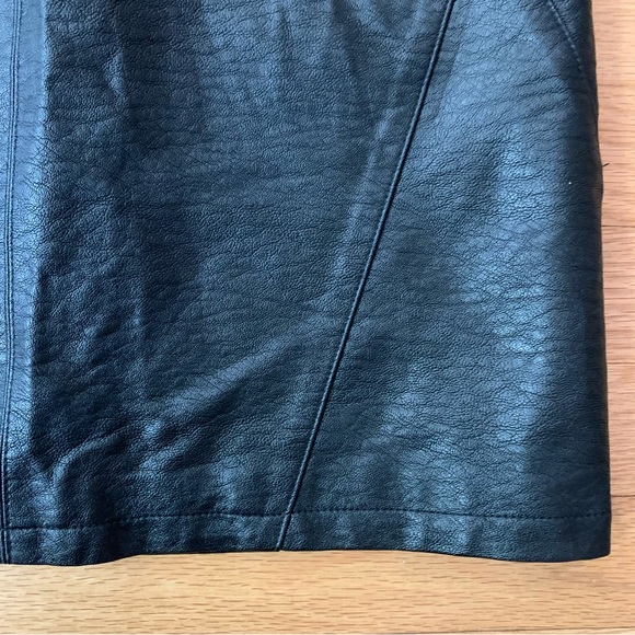 H&M Black Faux Leather High Rise Vegan Mini Skirt Size 6 - Picture 7 of 9